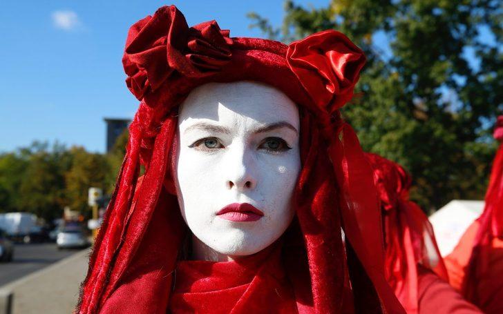 Berlin'de çevreci aktivistler ilginç bir protestoya imza attı! G4