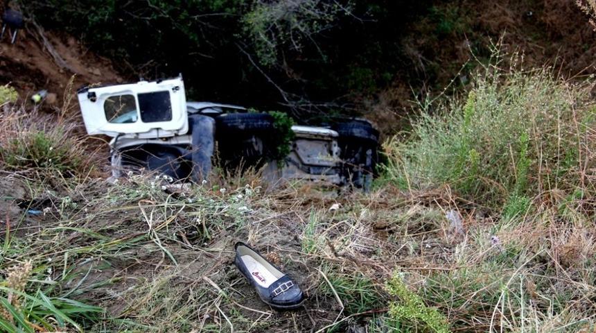 Otomobil kayganlaşan yolda dereye yuvarlandı: 3 yaralı