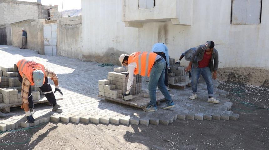 Karak&ouml;pr&uuml; mahallerinde yollara kilitli parke d&ouml;şeniyor