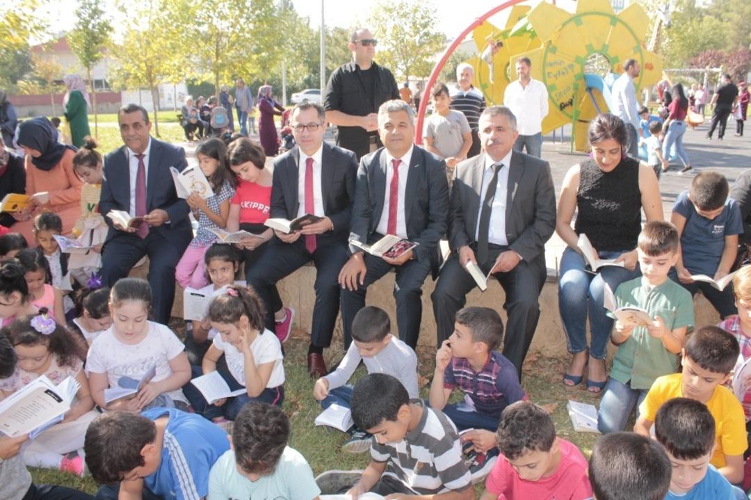 &Ouml;ğrenciler, protokol ile bir araya gelip parkta kitap okudu