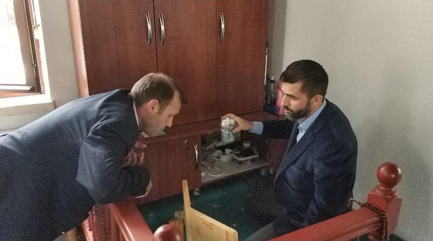 Hırsız, camiden bozuk para çaldı