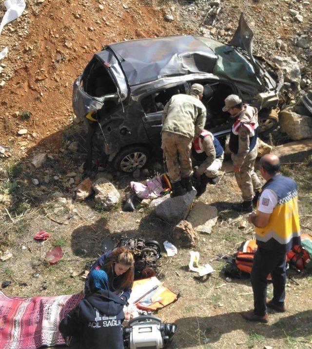 Otomobil şarampole uçtu: 1 ölü, 2 yaralı