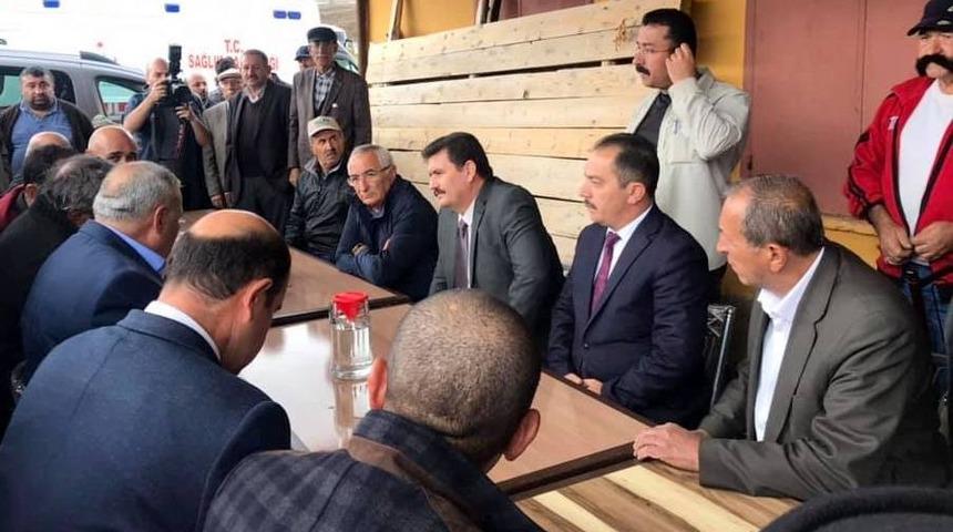 Vali Arslantaş, trafik kazasında hayatını kaybeden muhtarın cenaze t&ouml;renine katıldı