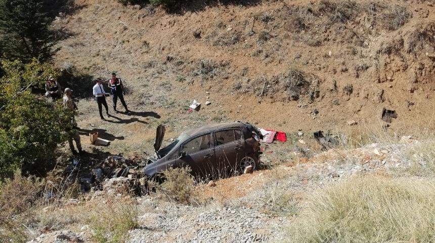 Otomobil şarampole u&ccedil;tu: 1 &ouml;l&uuml;, 2 yaralı