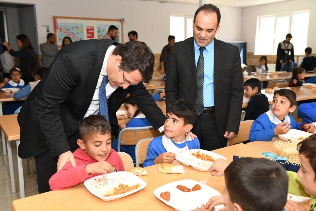 Kaymakam &Ccedil;e&ccedil;en &ouml;ğrencilerle yemek yedi