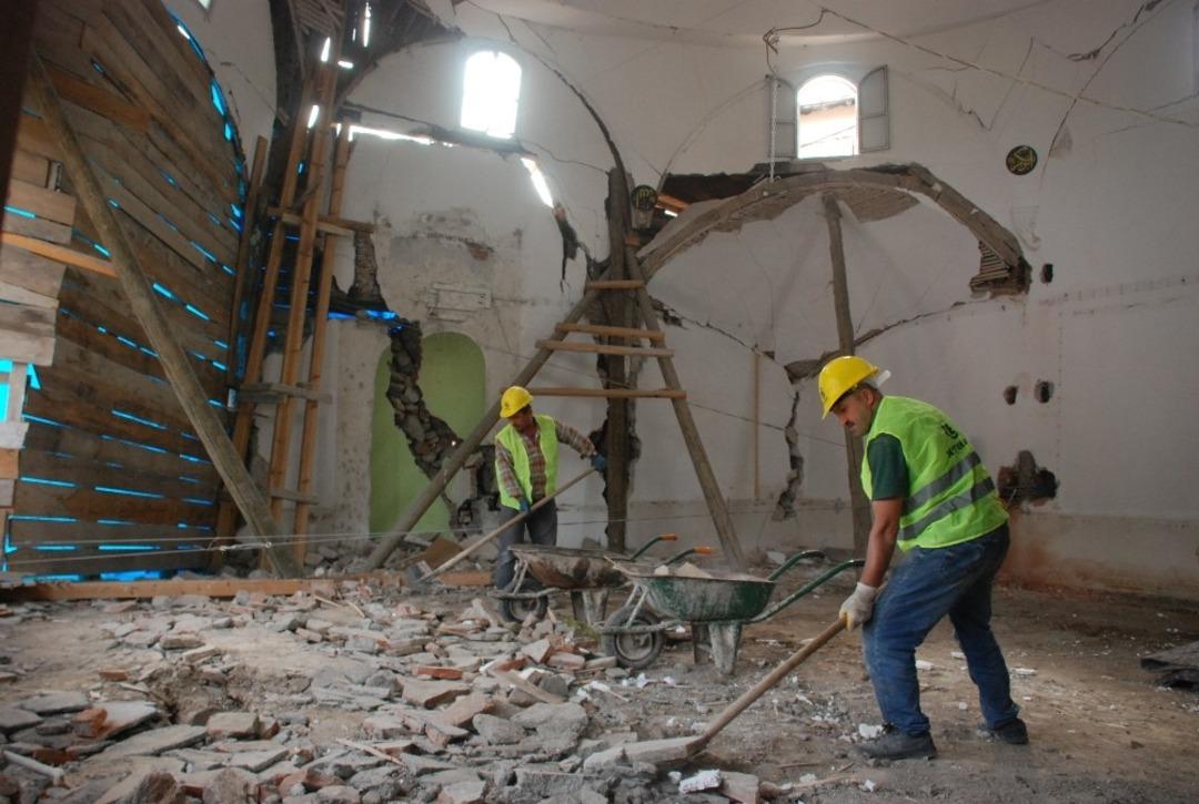 Heyelanda b&uuml;y&uuml;k hasar g&ouml;ren camide &ccedil;alışma başlatıldı