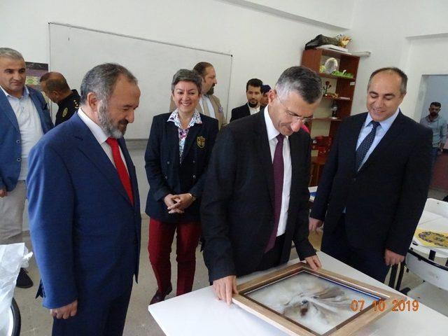 Vali Erdoğan Bektaş, Devrek Kamp&uuml;s&uuml;n&uuml; ziyaret etti 2