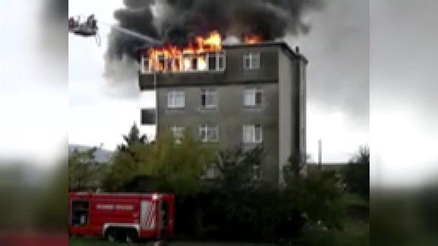 Tuzla'da 5 katlı binada yangın (1)