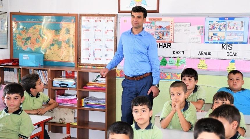 Bal, okul ziyaretlerini s&uuml;rd&uuml;r&uuml;yor