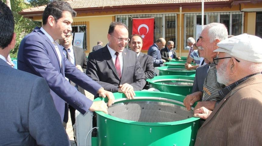 Ceviz soyma makinesi dağıtıldı