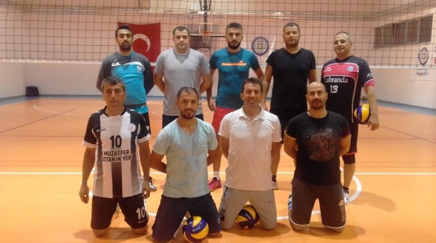 Milas veteran voleybol takımı &ccedil;alışmalarını s&uuml;rd&uuml;r&uuml;yor