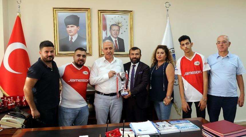 Şampiyonluk kupasını, Başkan G&uuml;ltak&rsquo;a getirdiler