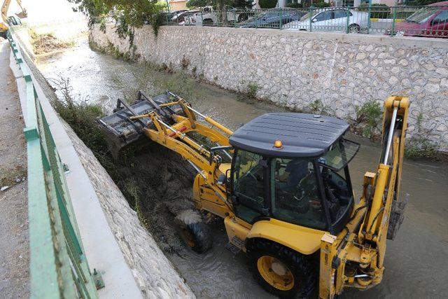 Mezitli’de, su taşkınlarına karşı dere yatakları temizleniyor