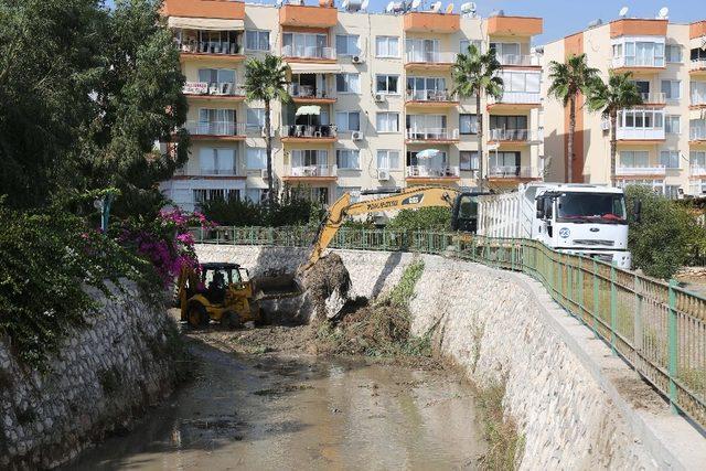 Mezitli’de, su taşkınlarına karşı dere yatakları temizleniyor