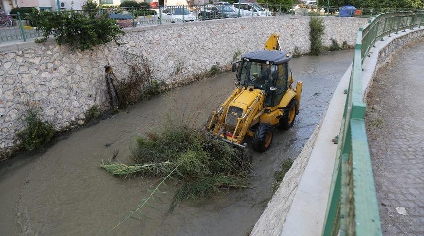 Mezitli&rsquo;de, su taşkınlarına karşı dere yatakları temizleniyor