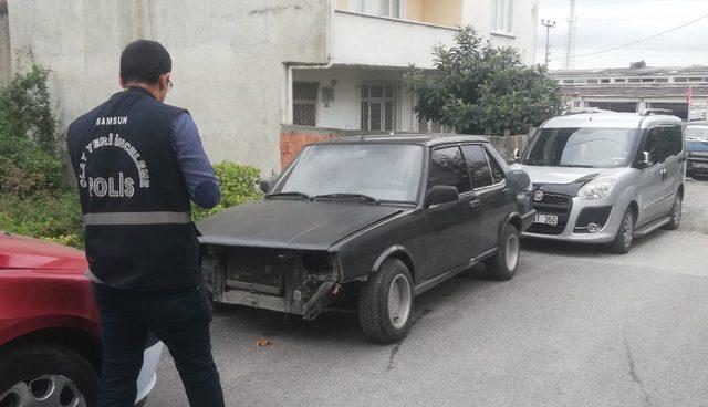 Park halindeki otomobilin ses sitemi çalındı