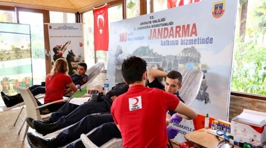Antalya  Jandarma&rsquo;dan Kızılay&rsquo;a 396 &uuml;nite kan bağışı