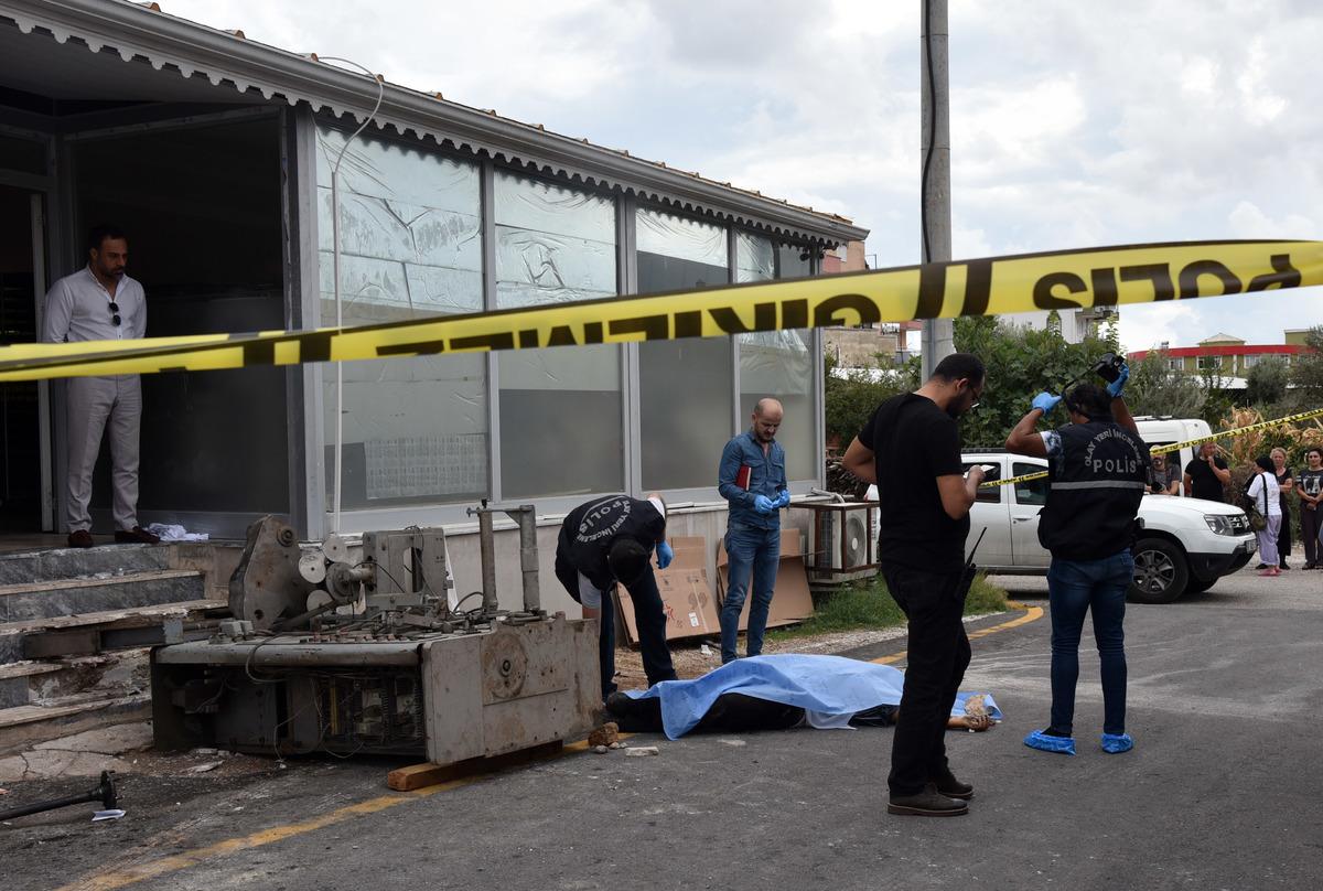 Babasının cansız bedenini g&ouml;r&uuml;nce, 'Son kez elini &ouml;pseydim' diye g&ouml;zyaşı d&ouml;kt&uuml;