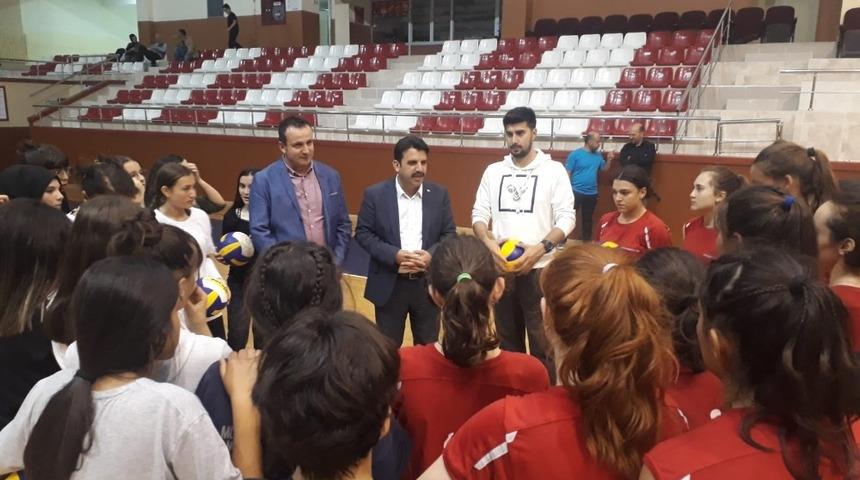 &Ccedil;akır antren&ouml;r ve sporcularla buluştu