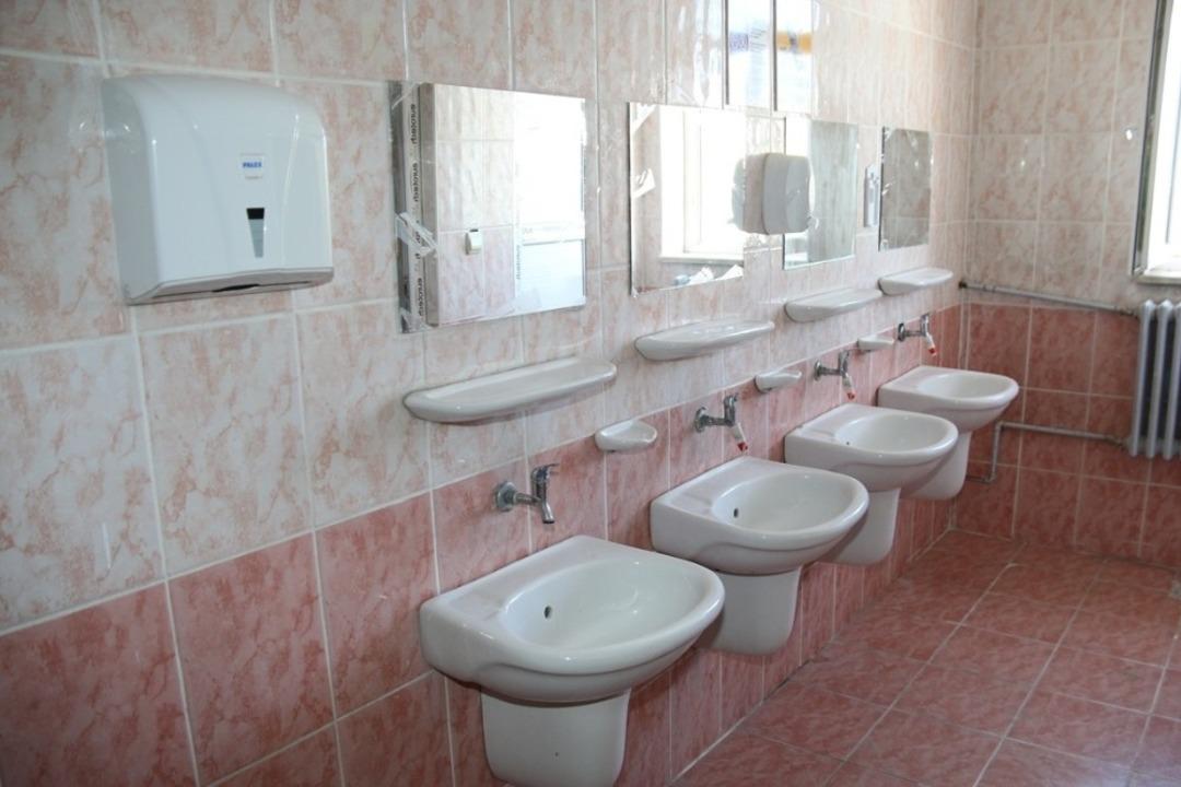 Edremit&rsquo;te tehlike sa&ccedil;an okul lavaboları baştan sona yenilendi