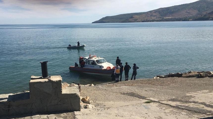 Van G&ouml;l&uuml;&rsquo;ne d&uuml;şen m&uuml;lteciyi polis kurtardı