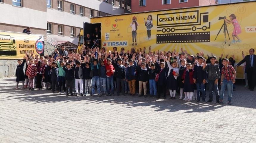 &Ccedil;ocuklar gezen sinema ile buluştu