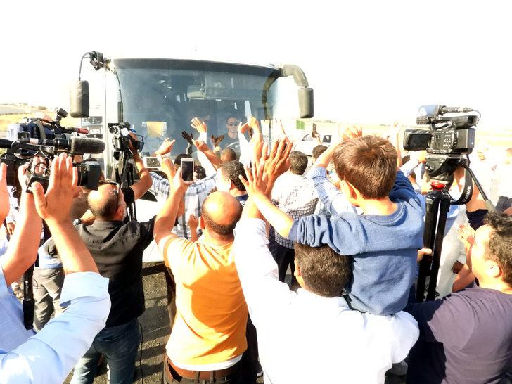 Sınıra sevk edilen askerlere coşkulu karşılama G1