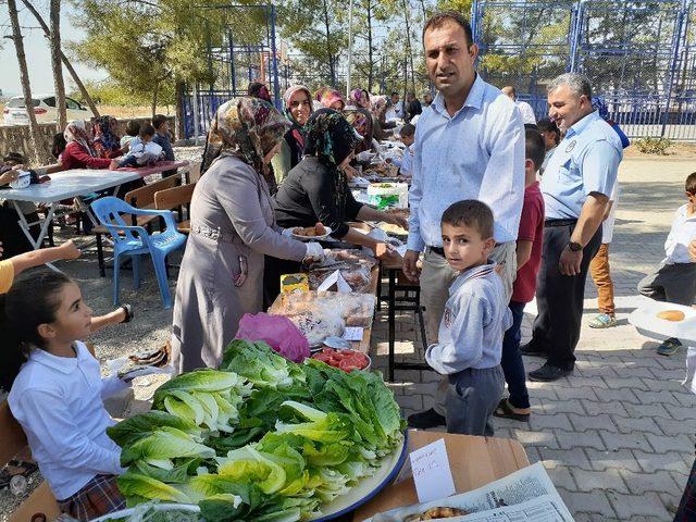 Öğrenciler okulları yararına kermes düzenledi