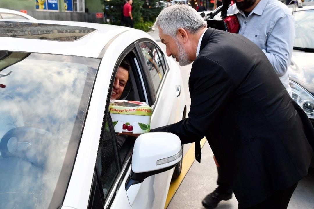 Başkan Başdeğirmen sokakta Gelendost elmasını tanıttı