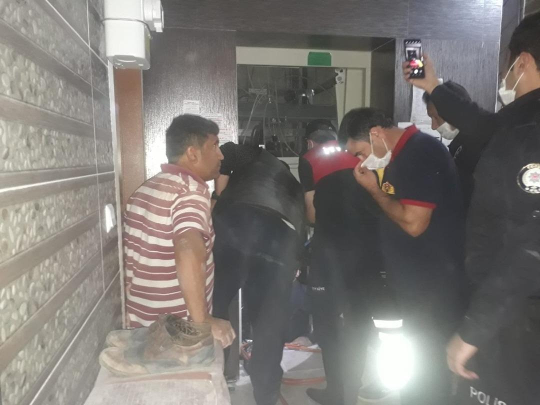 Tamir ettiği asans&ouml;r&uuml;n altına kalan teknisyen hayatını kaybetti