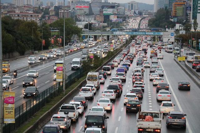 İstanbul'da yağmur trafiği sürüyor