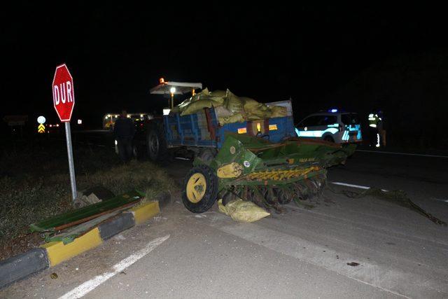 Çankırı'da minibüs ile traktör çarpıştı: 3 yaralı