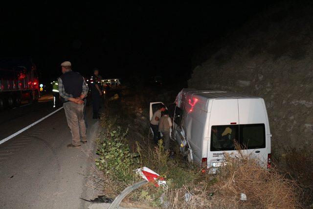 Çankırı'da minibüs ile traktör çarpıştı: 3 yaralı