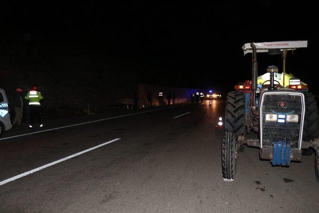Çankırı'da minibüs ile traktör çarpıştı: 3 yaralı