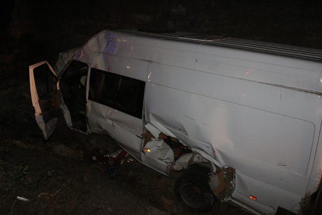 Çankırı'da minibüs ile traktör çarpıştı: 3 yaralı