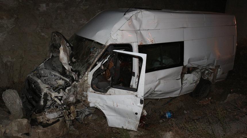 &Ccedil;ankırı'da minib&uuml;s ile trakt&ouml;r &ccedil;arpıştı: 3 yaralı