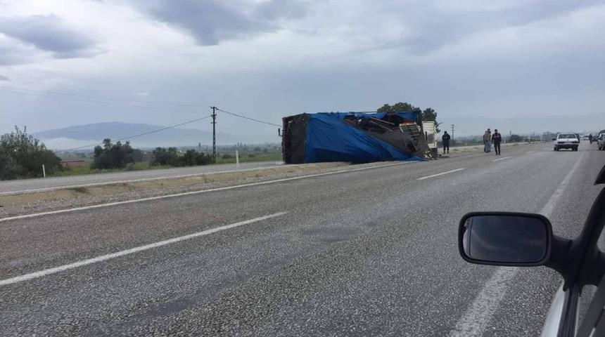 Manisa&rsquo;da &uuml;z&uuml;m y&uuml;kl&uuml; kamyon devrildi: 1 yaralı