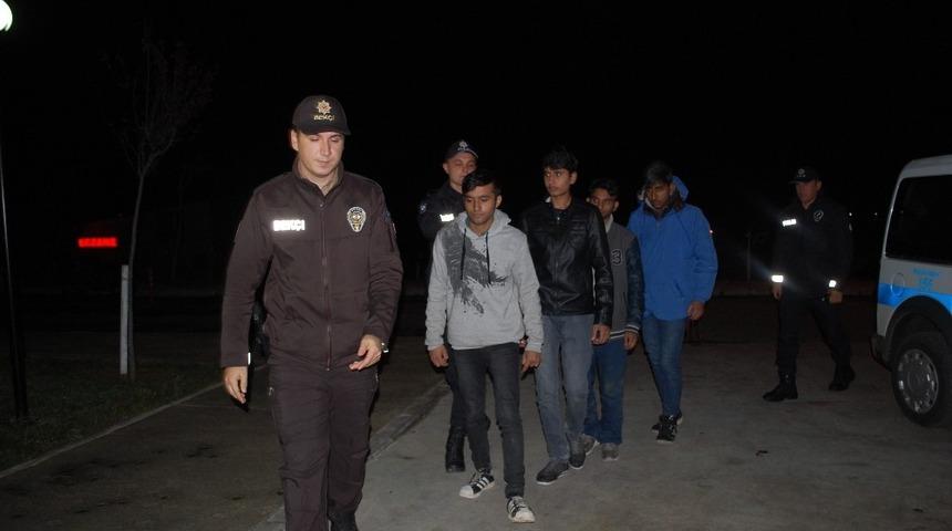 Polisin ş&uuml;phelendiği 4 yaya ka&ccedil;ak g&ouml;&ccedil;men &ccedil;ıktı