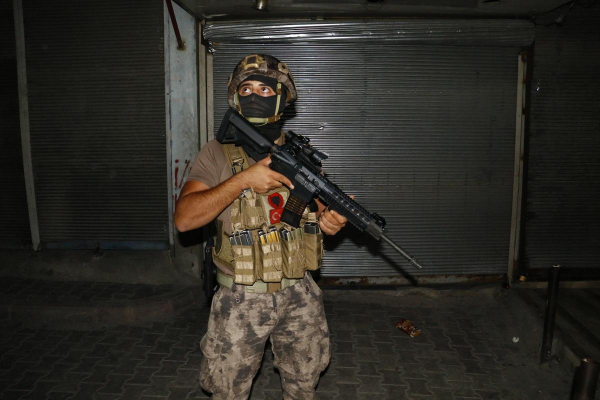 Adana'da d&uuml;ğmeye basıldı! 74 kişi hakkında g&ouml;zaltı kararı!