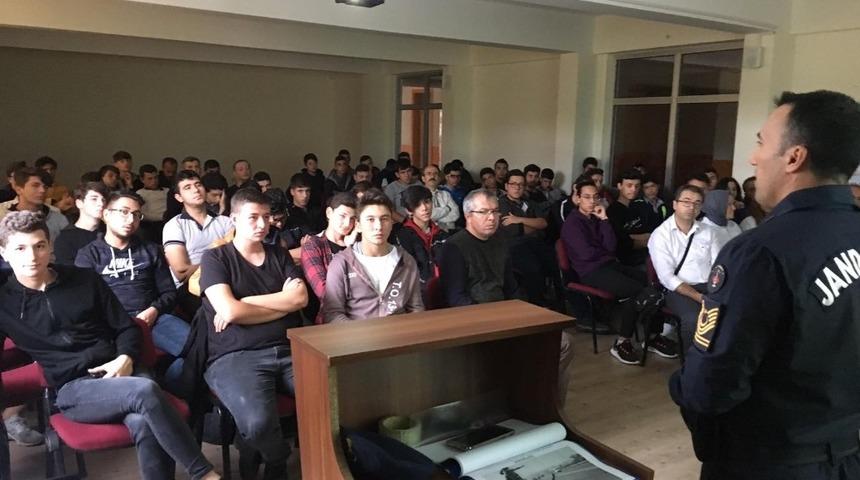 Jandarma&rsquo;dan &ouml;ğrencilere "Otostopun Zararları" anlatıldı