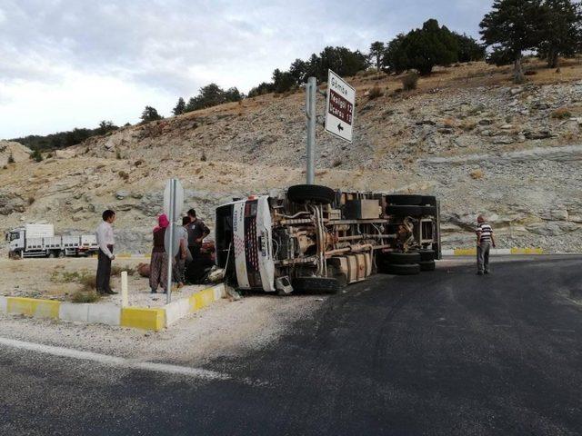 Kaş’ta kereste yüklü kamyon devrildi: 1 yaralı