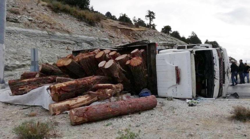 Kaş’ta kereste yüklü kamyon devrildi: 1 yaralı