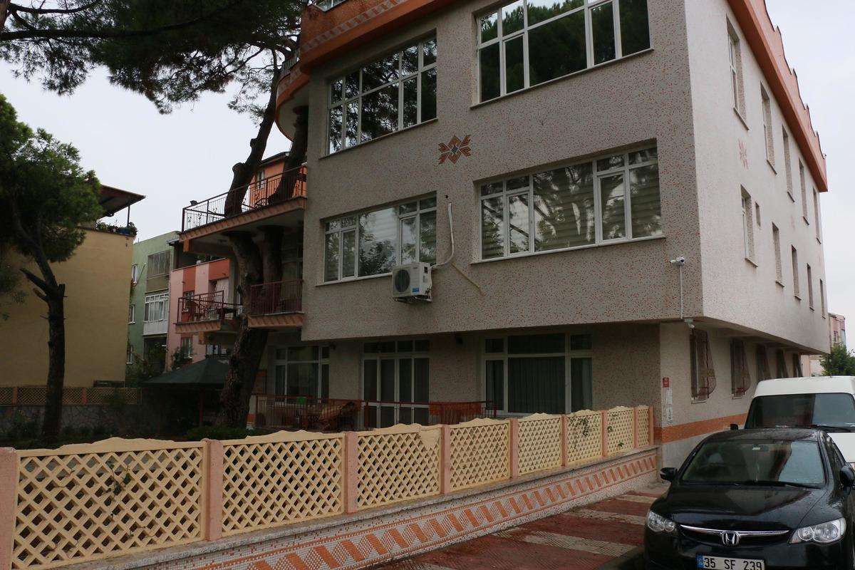 3 asırlık ağa&ccedil; evin balkonundan ge&ccedil;iyor