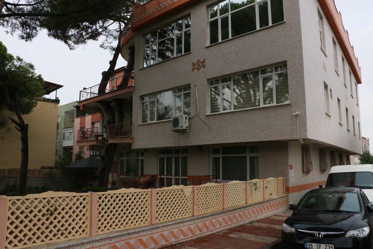 3 asırlık ağaç evin balkonundan geçiyor G2