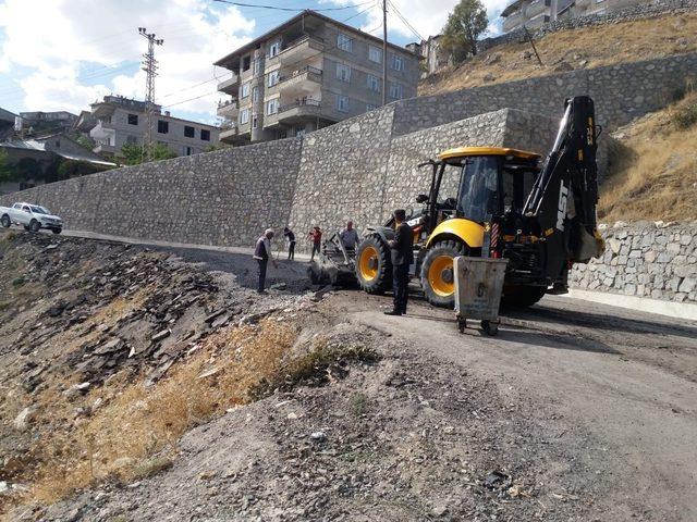 Hakkari’de mahalle yolları onarılıyor