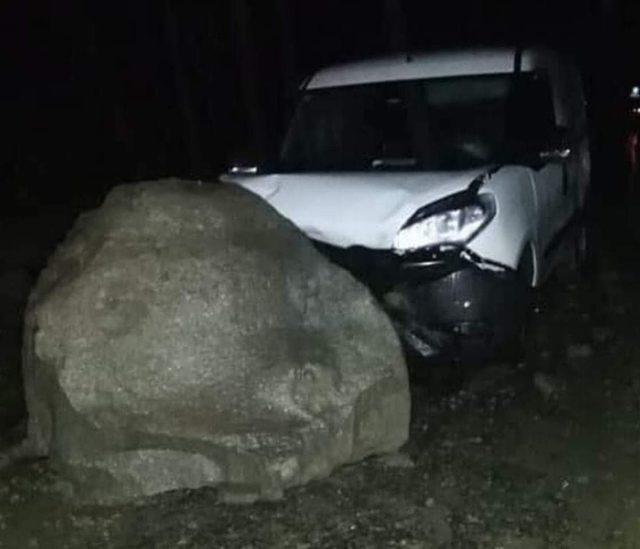 Kastamonu’da yola düşen kaya çarpan aracın sürücüsü yaralandı