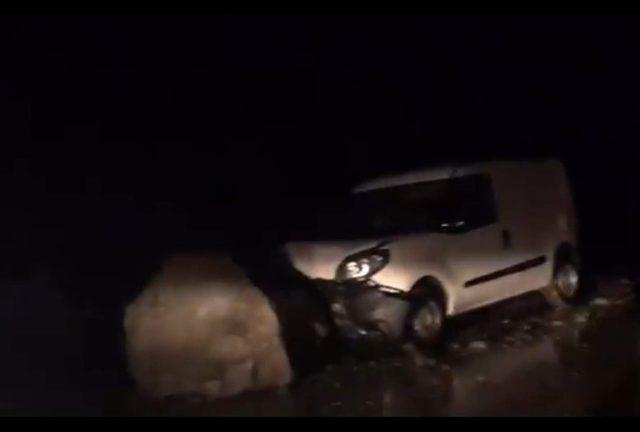 Kastamonu’da yola düşen kaya çarpan aracın sürücüsü yaralandı