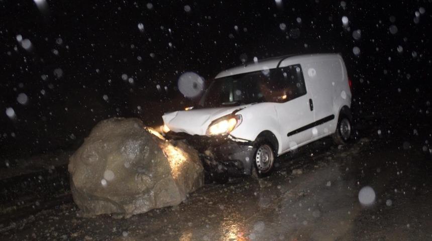 Kastamonu&rsquo;da yola d&uuml;şen kaya &ccedil;arpan aracın s&uuml;r&uuml;c&uuml;s&uuml; yaralandı