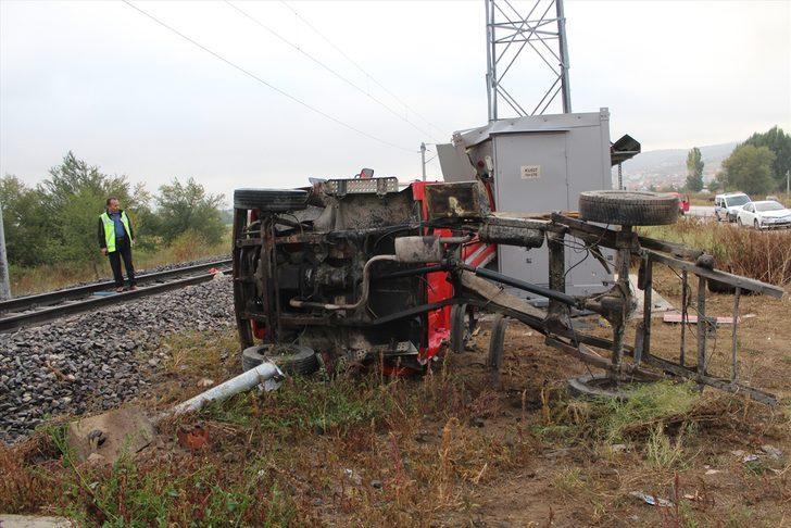 Kütahya'da yük treni kamyonete çarptı: 2 yaralı G1