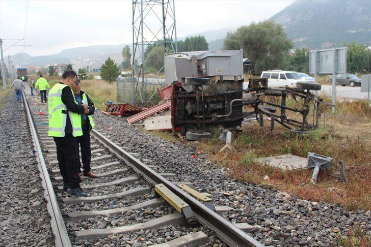 Kütahya'da yük treni kamyonete çarptı: 2 yaralı G2